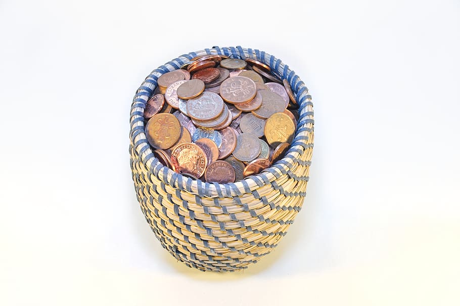 лот монет, внутри, бежевый, плетеная корзина, монеты, деньги, валюта, финансы, копейки, сбережения