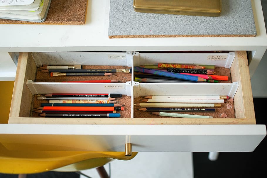 berbagai macam pensil, meja, laci, pena, kuas cat, artis, menggambar, multi-warna, tidak ada orang, di dalam ruangan