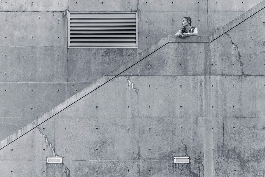 mulher, em pé, inclinando-se, escada, foto em escala de cinza, foto, pessoas, urbano, preguiçoso, mínimo