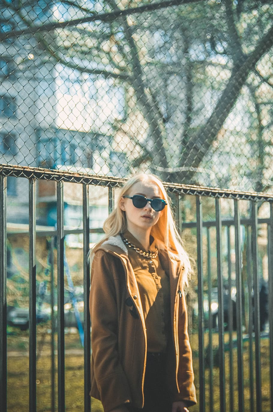 mulher, vestindo, marrom, jaqueta com zíper, óculos de sol, metal, emoldurado, cerca, dia, menina