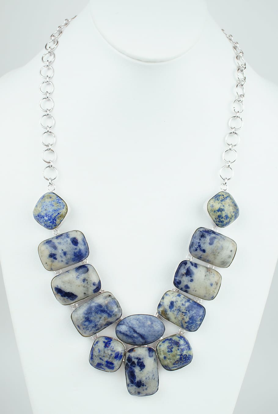 beaded, white, blue, silver-colored chain necklace, necklace form, lapis, sodalite, stone, necklace, choker