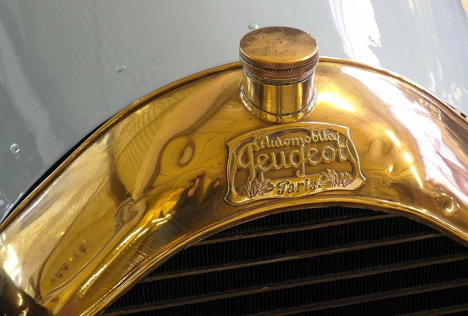 antigo logotipo, peugeot, automóvel, radiador, carro velho, tampa do radiador, cor dourada, texto, metal, dentro de casa