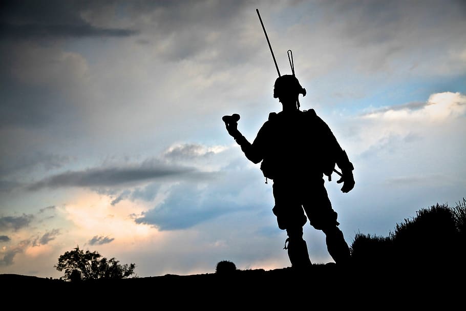 soldado, de pie, puesta de sol, corazón, militar, uniforme, armado, listo para el combate, batalla, guerra