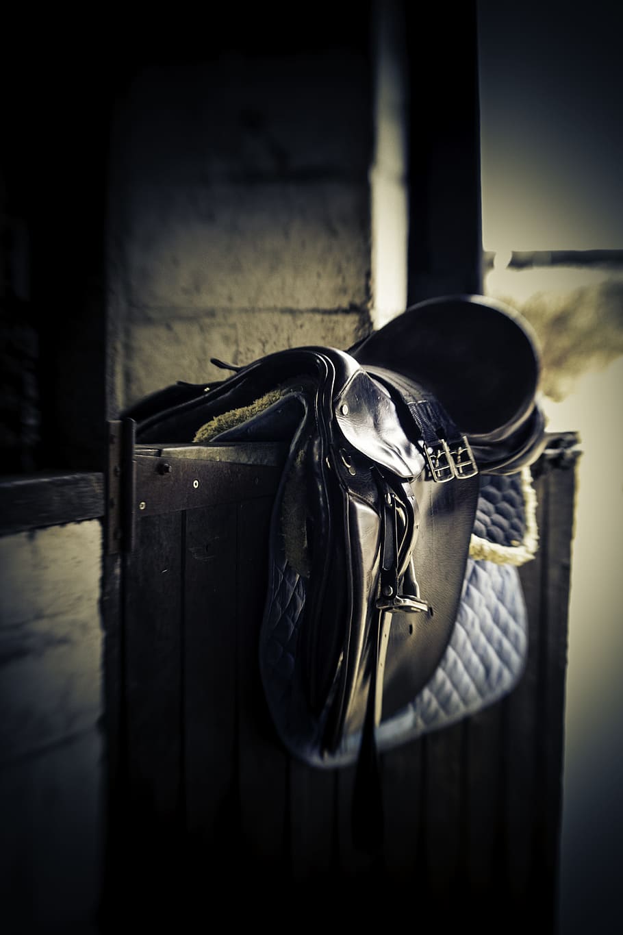 selective, focus photography, black, leather horse saddle, board, Saddle, Stable Door, Equestrian, Horse, bridle