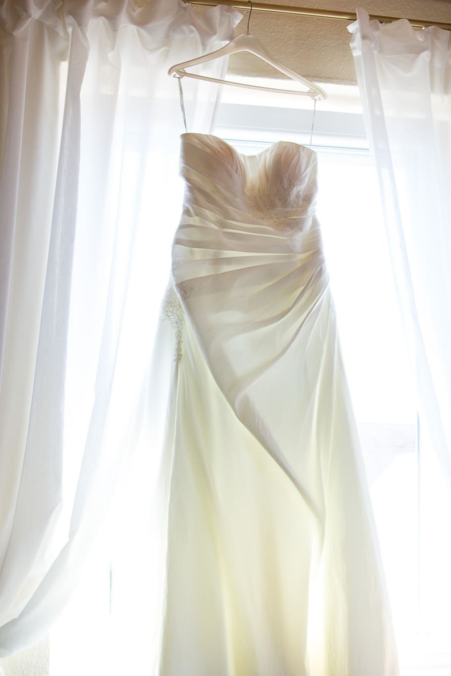 blanco, vestido de novia drapeado, colgar, percha, cortinas de ventana, boda, vestido, cortina, matrimonio, ventana