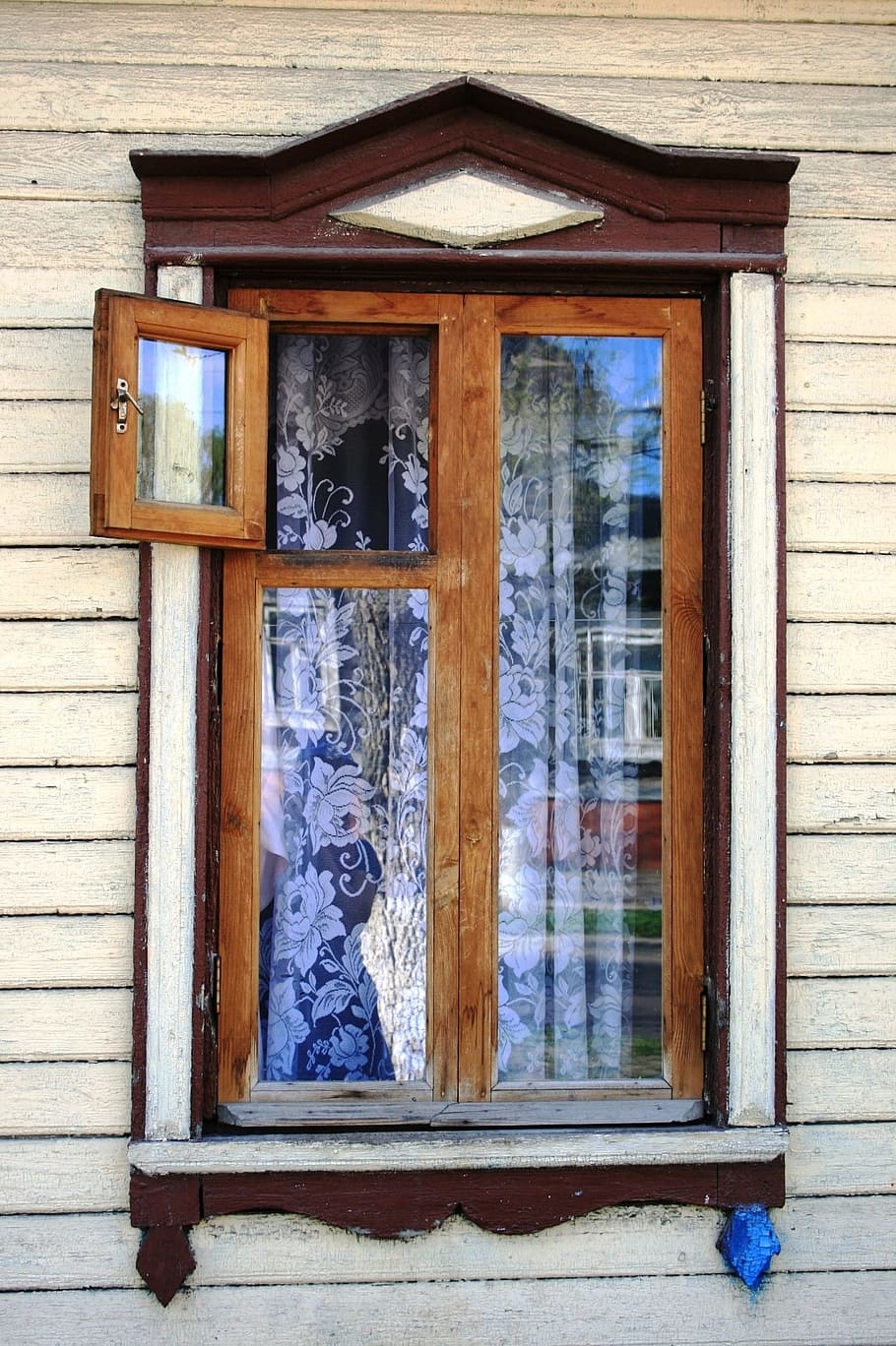 window, frame, wood, wall, white, glass, pane, shiny, lace curtain, ornate