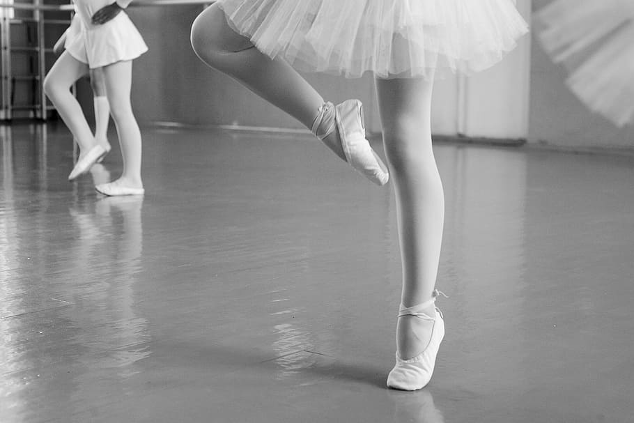 bailarinas, actuando, construyendo fotografía en escala de grises, niños, ballet, clase de baile, bailarina de ballet, baile, pierna humana, actuación