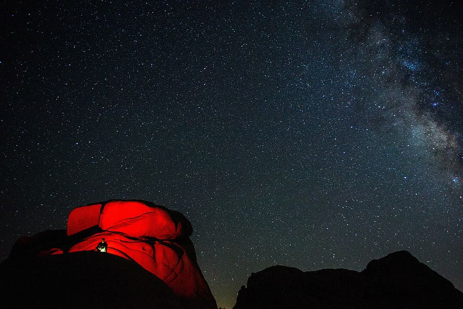 tenda kubah merah, bintang, malam, gelap, perkemahan, perjalanan, petualangan, gunung, pendaki gunung, astrophotografi