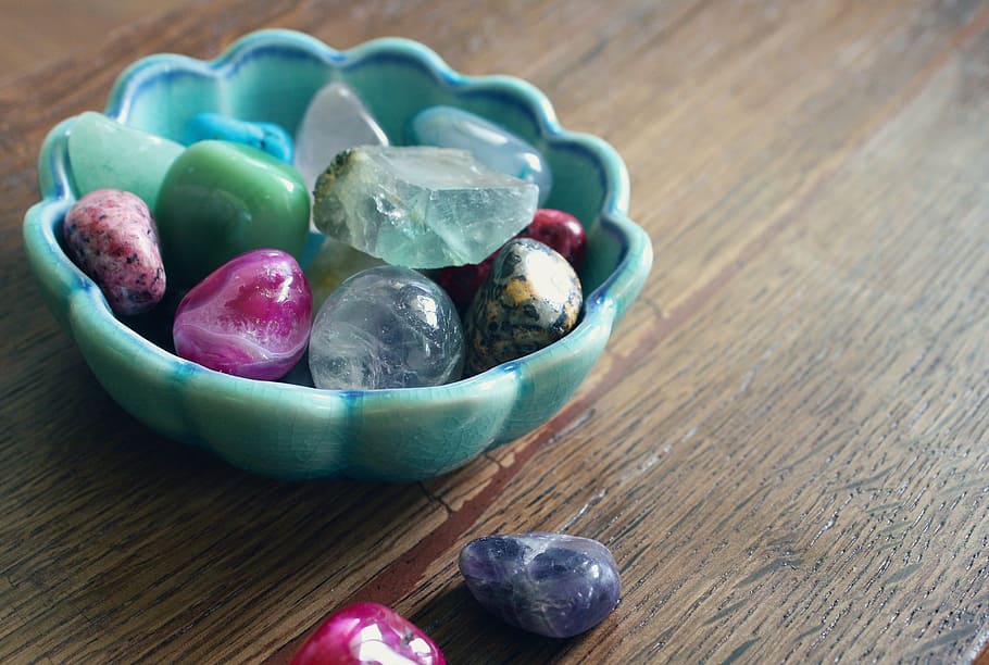 colección de rocas de colores variados, al lado, verde azulado, cerámica, cuenco, piedras preciosas, cristales, curación, reiki, semiprecioso