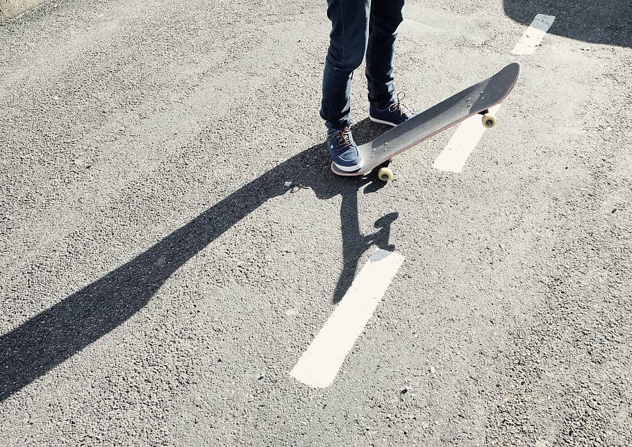 manusia, naik, hitam, skateboard, orang, menggunakan, siang hari, skater, trotoar, beton