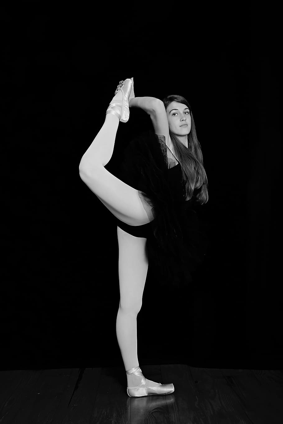 fotografia em escala de cinza, bailarina, truque, dança, balé, fêmea, elegância, estúdio, realizando, equilíbrio