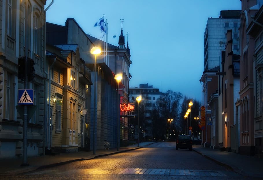 oulu, finlandia, ciudad, urbana, noche, tarde, luces, reflejos, exterior del edificio, arquitectura