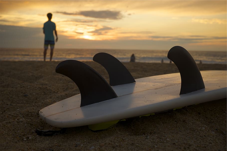 tabla de surf, playa, arena, puesta de sol, tierra, cielo, una persona, mar, nube - cielo, gente real