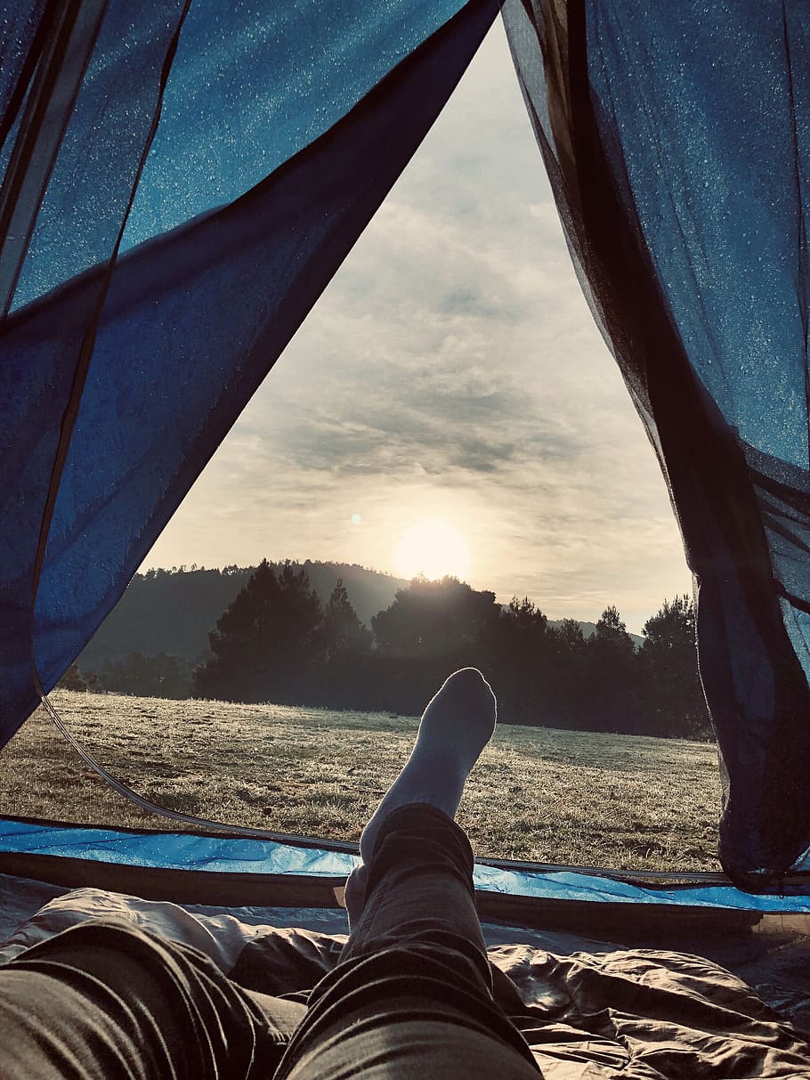 camping, verano, amanecer, feriado, aventura, sección baja, pierna humana, personas reales, una persona, perspectiva personal