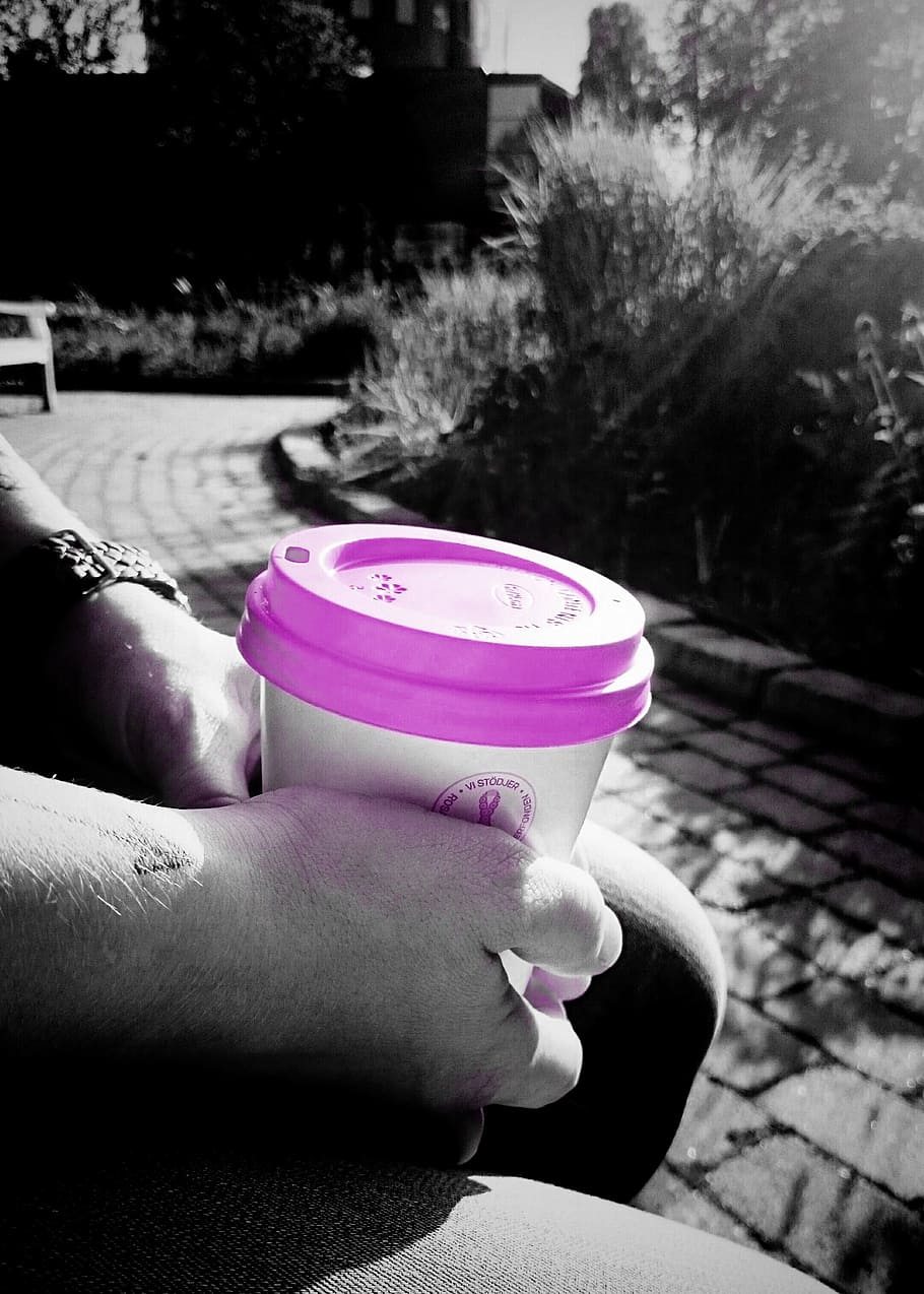 fotografia em cores seletivas, branco, rosa, descartável, xícara, café, fita rosa, câncer de mama, coffee break, mão humana