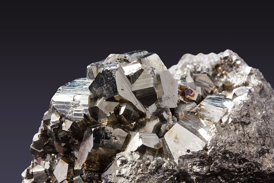 fotografía de formación rocosa, pirita, piritas, minerales, sulfuro, hierro, azufre, cristales de idiomorfe, cubo, pentagondodekaedern