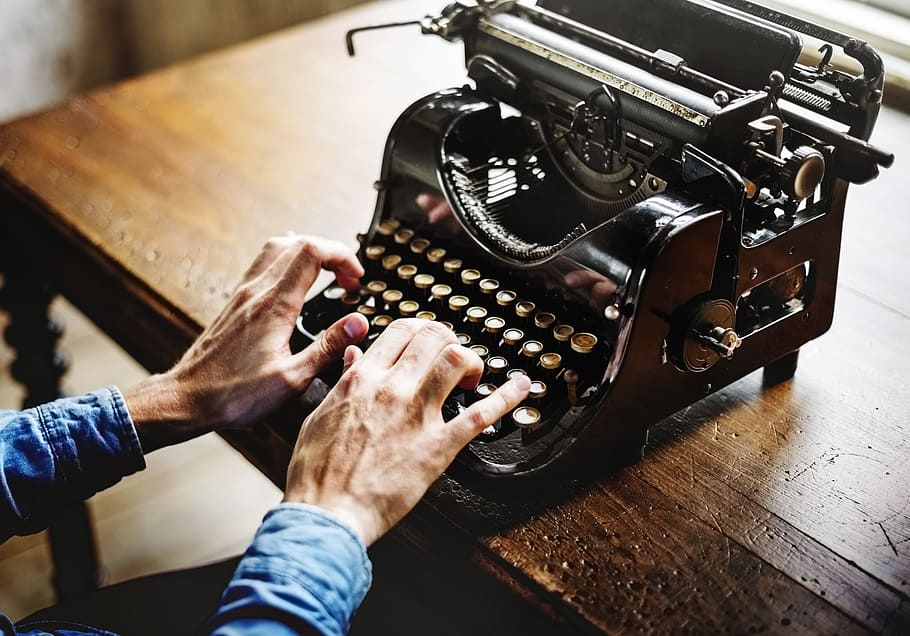 Persona, manos, arriba, máquina de escribir, alfabeto, antiguo, negro, botones, clásico, dedos
