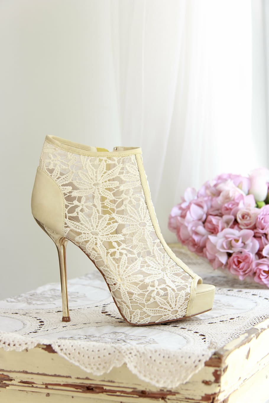 unpaired, women, beige, floral, peep-toe stilettos, high heels, fashion, white, pretty, beauty