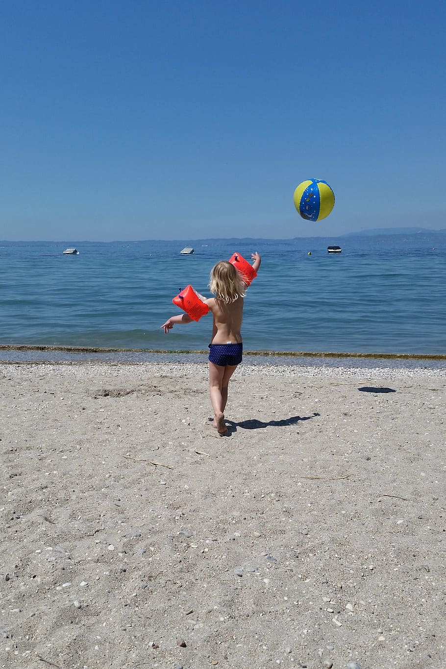 feriados, criança, bola, Toque, praia, areia, agua, lago, diversão, jogo de bola