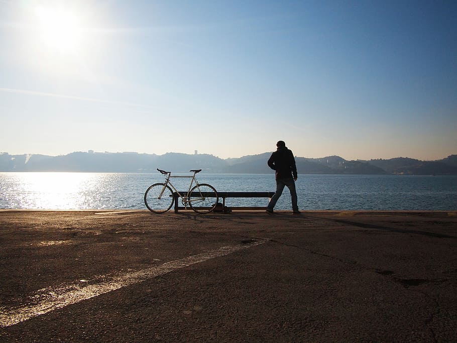 silhueta, homem, ao lado, branco, bicicleta fixie, assistindo, vista para o mar da água, dia, bicicleta, água do mar