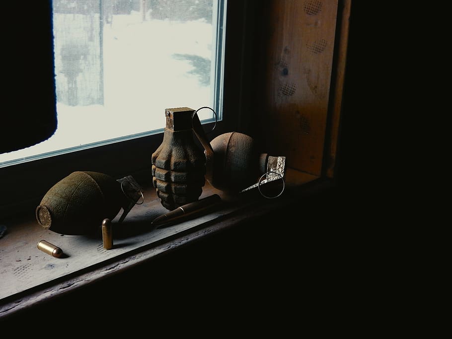 granada en la ventana, granada de mano, granada, balas, alféizar de la ventana, arte 3d, licuadora, render, marco, municiones
