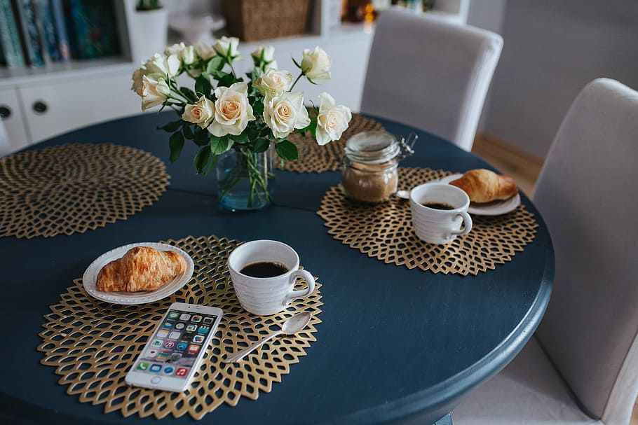 Mesa redonda de desayuno, blanco, flores, dorado, alfombrillas de café, redondo, desayuno, mesa, café, alfombrillas