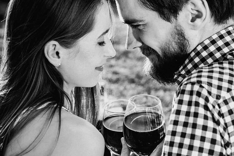 fotografi grayscale, pria, wanita, memegang, minuman, orang, anggur, pasangan, intim, cinta