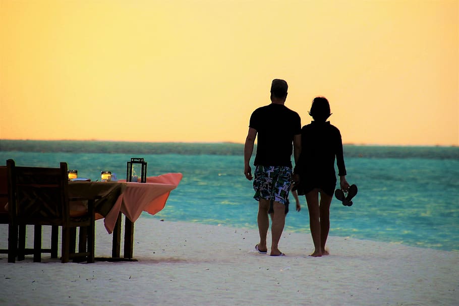 homem, mulher, andando, praia, mar, mesa, para, costa, o sol, horizonte