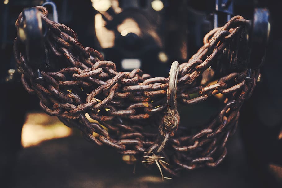 steel, metal, chain, blur, close-up, focus on foreground, hanging, day, rusty, selective focus