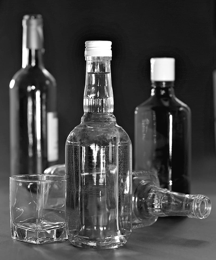 alcoholismo, vodka, adicción, la botella, el consumo de alcohol, vidrio, alcohol, tintura, bebida, un vaso de