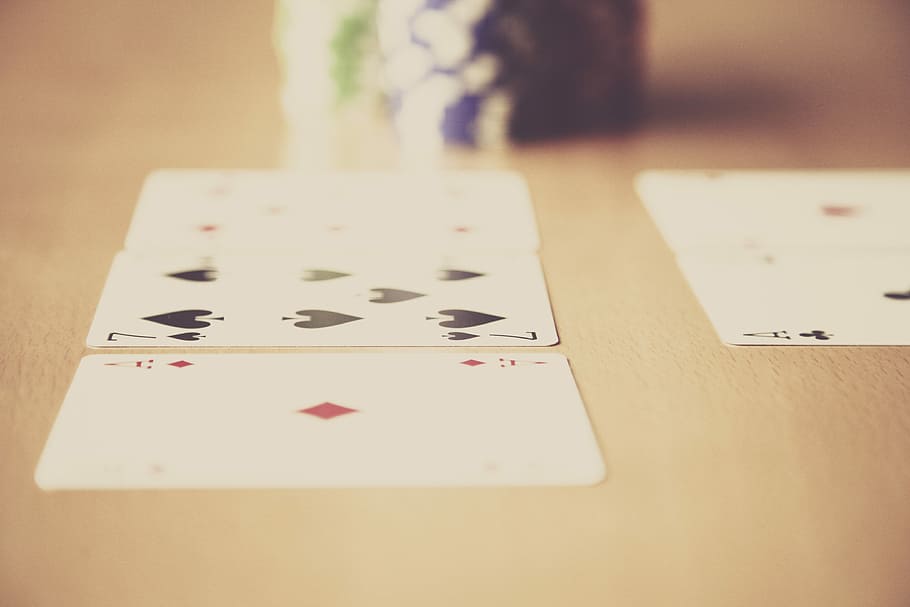 cinco, jogando, cartas, ao lado, fichas de pôquer, pôquer, jogar, jogos de azar, azar, cassino