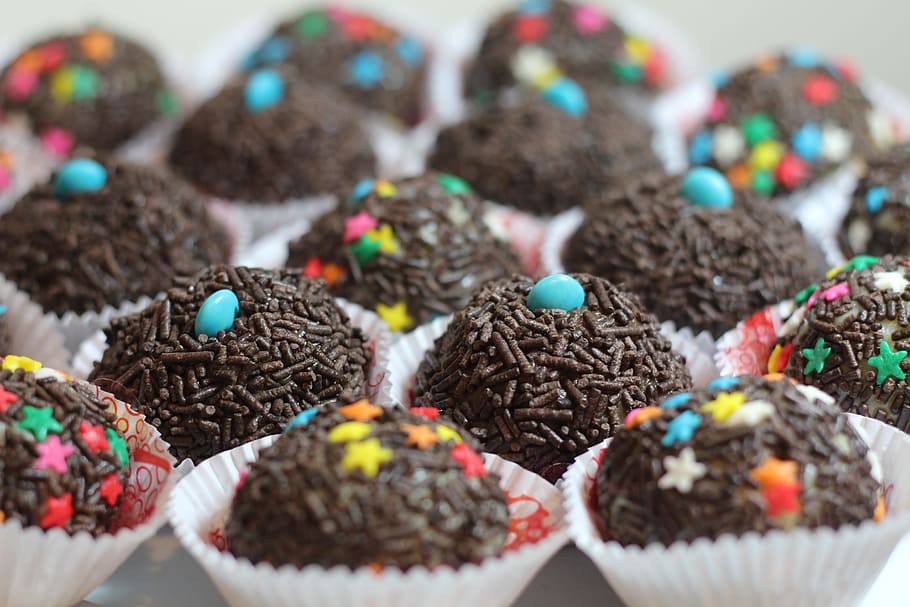 tumpukan, cupcakes, putih, permukaan, brigadir, tradisional, nutella, cokelat, kasar, bonbon