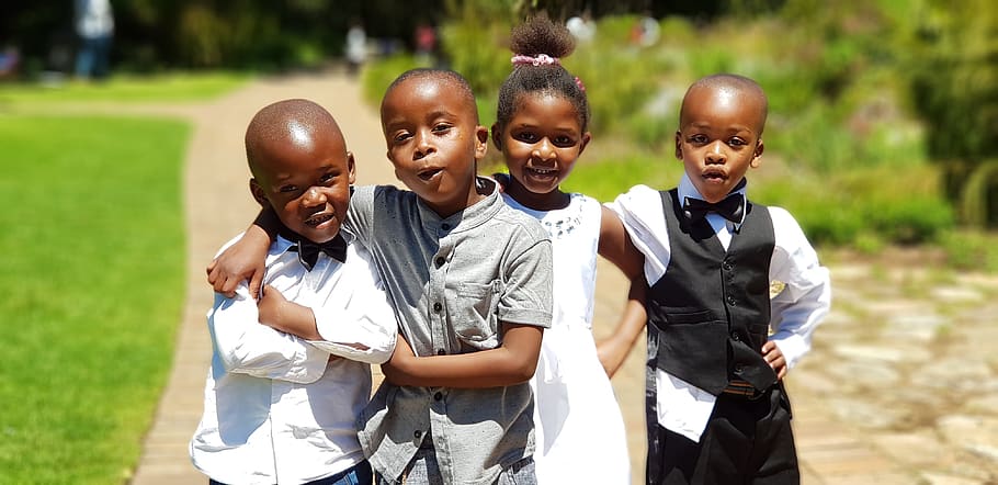 Garoto Negro Fecha Retrato De Sorriso Alegre Em Uma Camisa Azul Com  Suspensórios Brincadeira Afro-americana Nas Crianças Imagem de Stock -  Imagem de preto, afro: 152146495