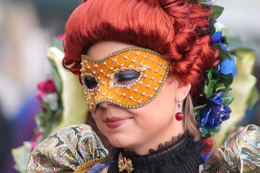 sonriente, mujer, vistiendo, amarillo, floral, máscara de disfraces, Venecia, carnaval, máscara, Italia