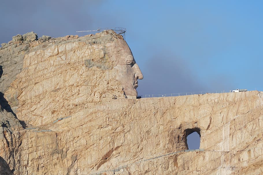 Crazy Horse Memorial, formación rocosa marrón, estructura construida, arquitectura, cielo, exterior del edificio, día, vista de ángulo bajo, naturaleza, edificio