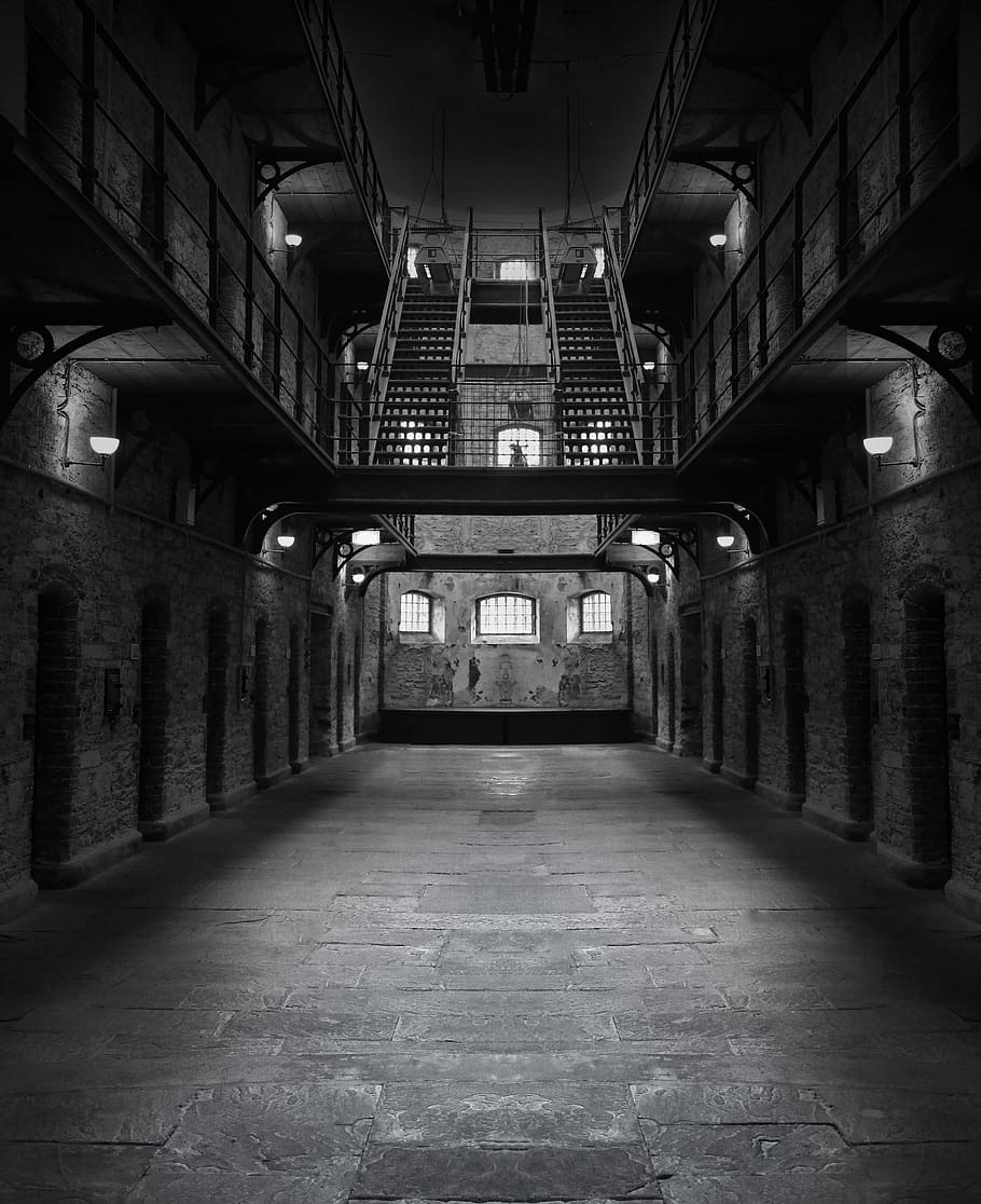 interior de la prisión gris, prisión, cárcel, oscuro, espeluznante, encierro, encarcelamiento, arquitectura, estructura construida, el camino a seguir