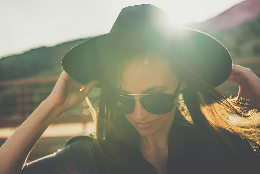 mulher, segurando, preto, chapéu de cowboy, nascer do sol, luz do sol, luz solar, manhã, ao ar livre, natureza