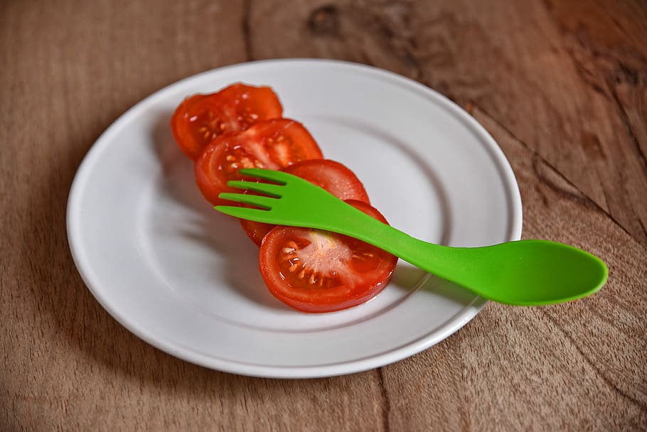 tomat, sayur, makanan, nutrisi, sehat, piring, porselen, sendok, sendok plastik, garpu