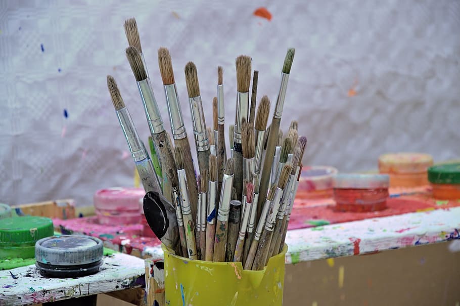 marrón, pinceles, amarillo, jarra de plástico, pinturas de colores variados, escritorio, pincel, color, dibujar, pintar