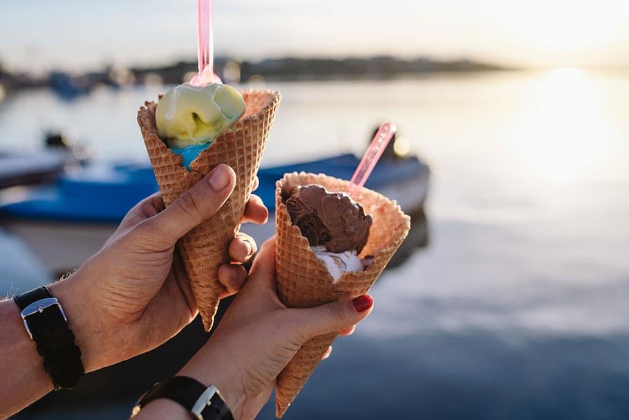 man, woman, Man and Woman, Holding, Ice Creams, summer, sweet, vacations, delicious, yummy