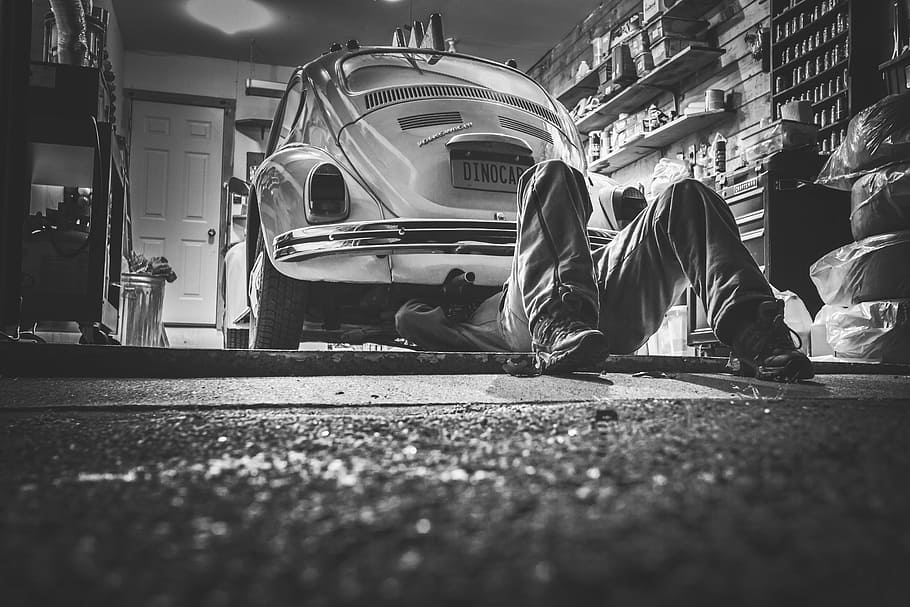фото в градациях серого, Volkswagen Beetle, человек, ремонт автомобилей, автомастерская, ремонтная мастерская, гараж, ремонт, автомобиль, черно-белый