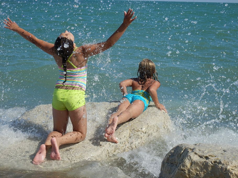 水しぶき, 波, ビーチ, 夏の楽しみ, 水しぶき波, 休暇, 日光, 一体感, 人間の腕, 2人