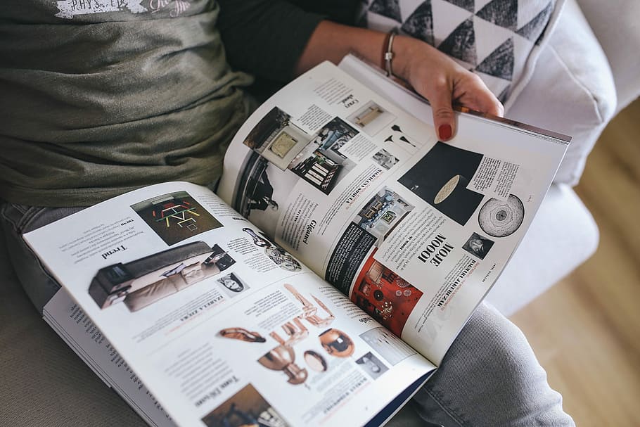 revista de diseñador, sofá, mujer leyendo, diseñador, revista, mujer, lectura, estilo, diseño, moneda