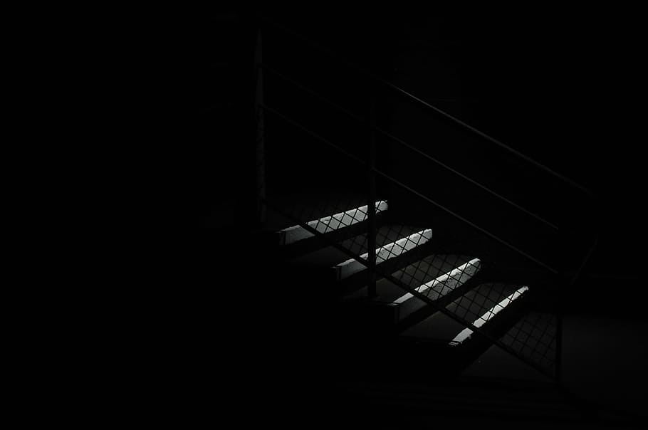 灰色の階段, 階段, 階段の吹き抜け, 暗い, ステップ, 怖い, 通路, 不気味な, 背景, 建築