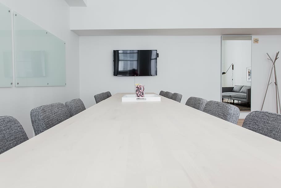 Blanco, de madera, mesa, rodeado, gris, acolchado, sillas, sala de conferencias, muebles, interiores