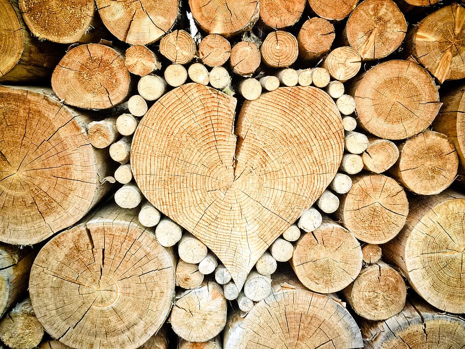 деревянные бревна, формование, сердце wallpape, сердце, дерево, бревна, расческа резьбы, деревянная куча, сложены, дрова