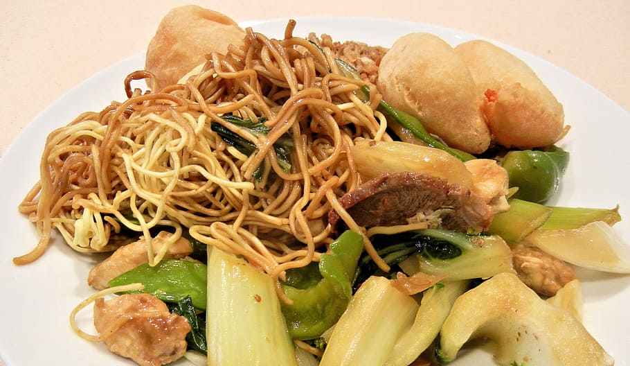 Comida chinesa, macarrão, camarão frito, frango, carne de porco, legumes, comida e bebida, comida, alimentação saudável, close-up