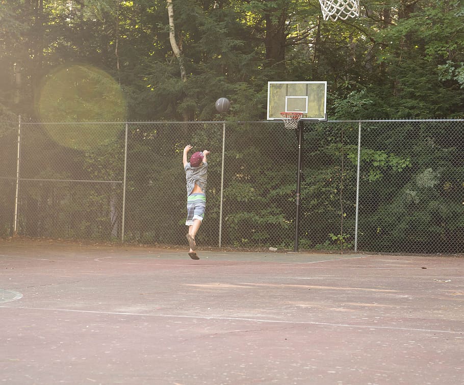 basquete, jogo, ao ar livre, menino, jogando, quadra, bola, arco, atividade, diversão