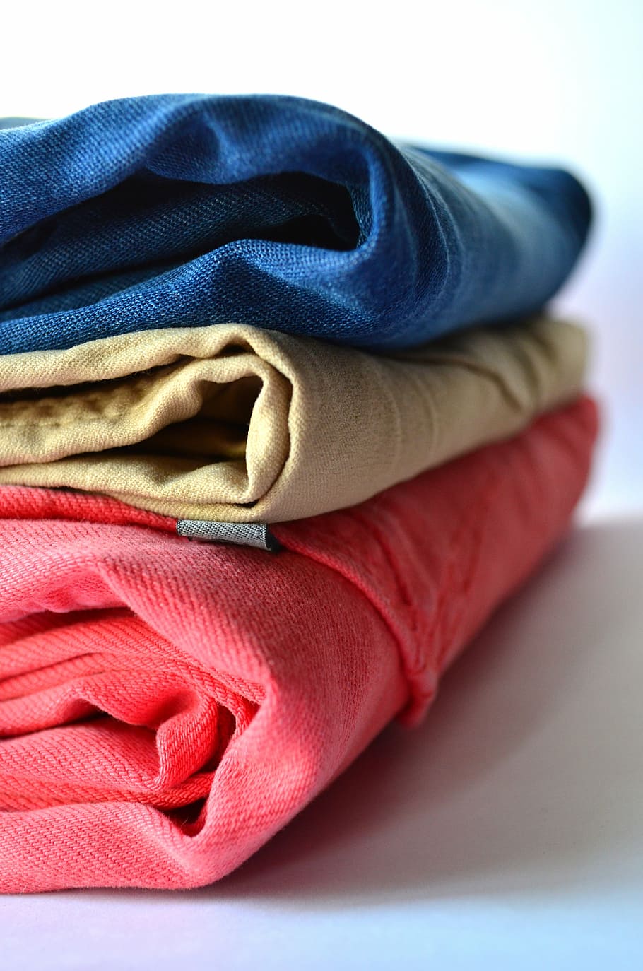 três, jeans, branco, superfície, roupas, calças, pilha, rosa, azul, vestuário