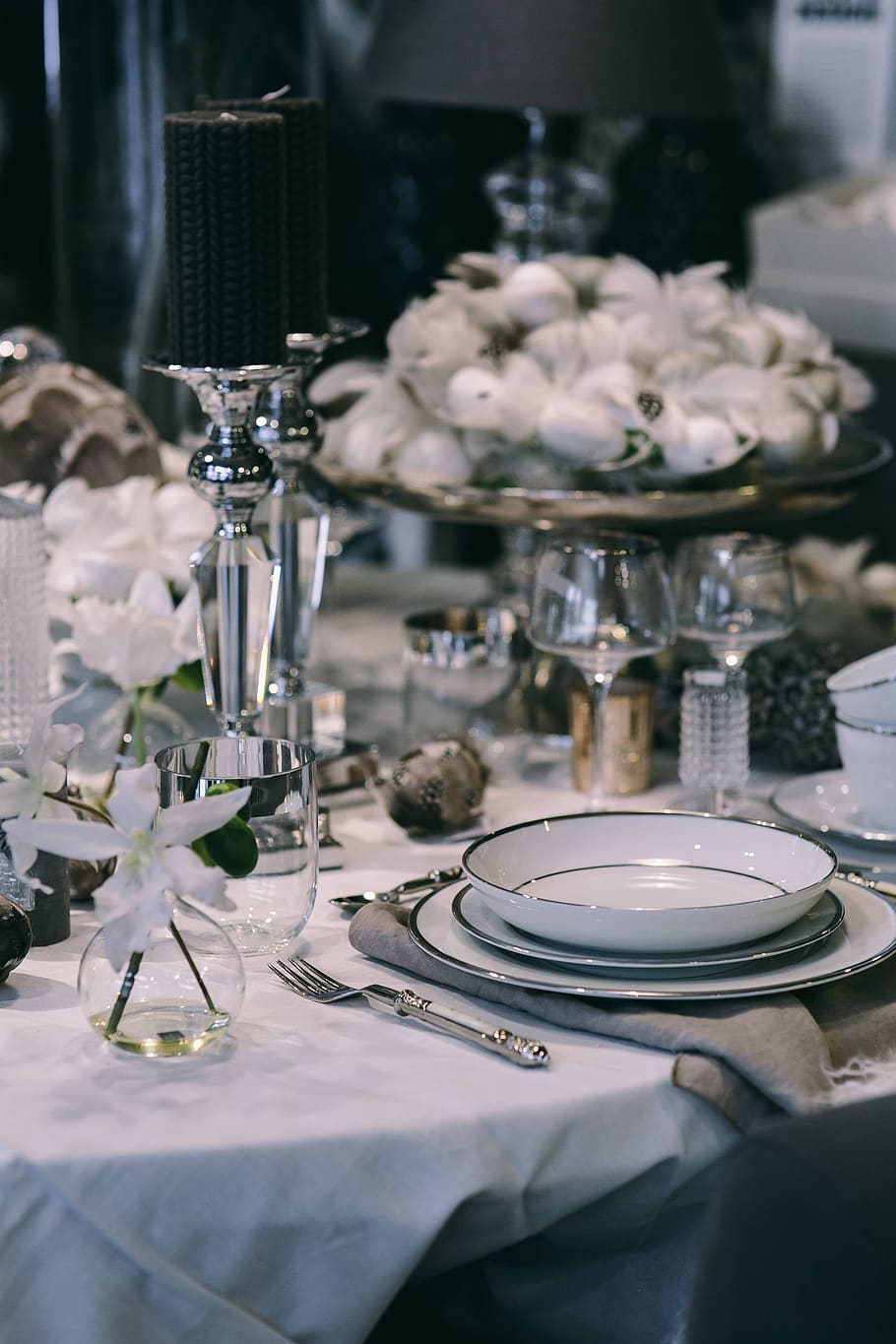 blanco, mesa, cena, restaurante, elegante, huevos, decoración, opulento, codorniz, plumas